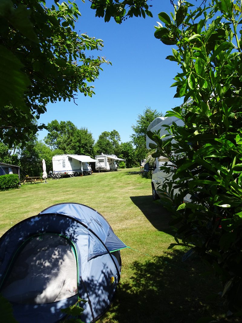 Met de tent in de schaduw