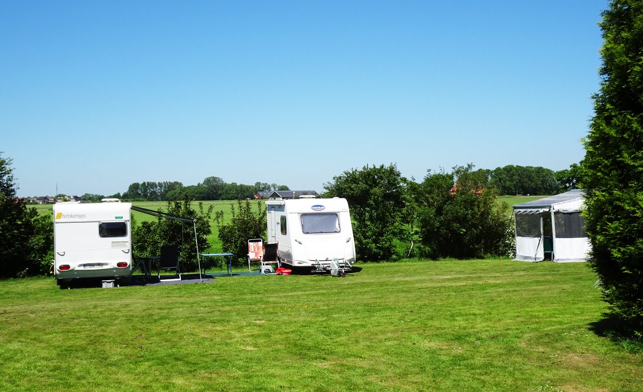 Het veld, gezien vanaf de dijk